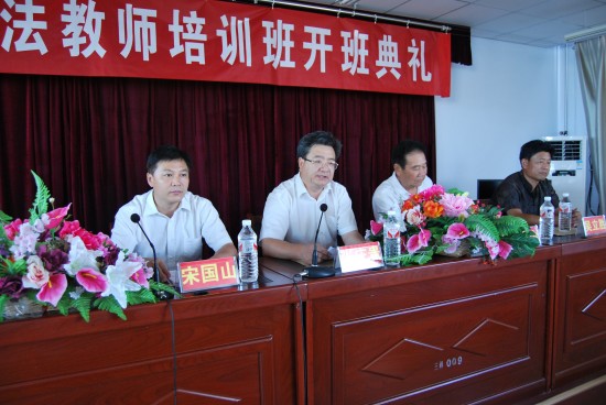 县政府教育督导室主任、教体局党委副书记、一中校长张庆贵作动员讲话